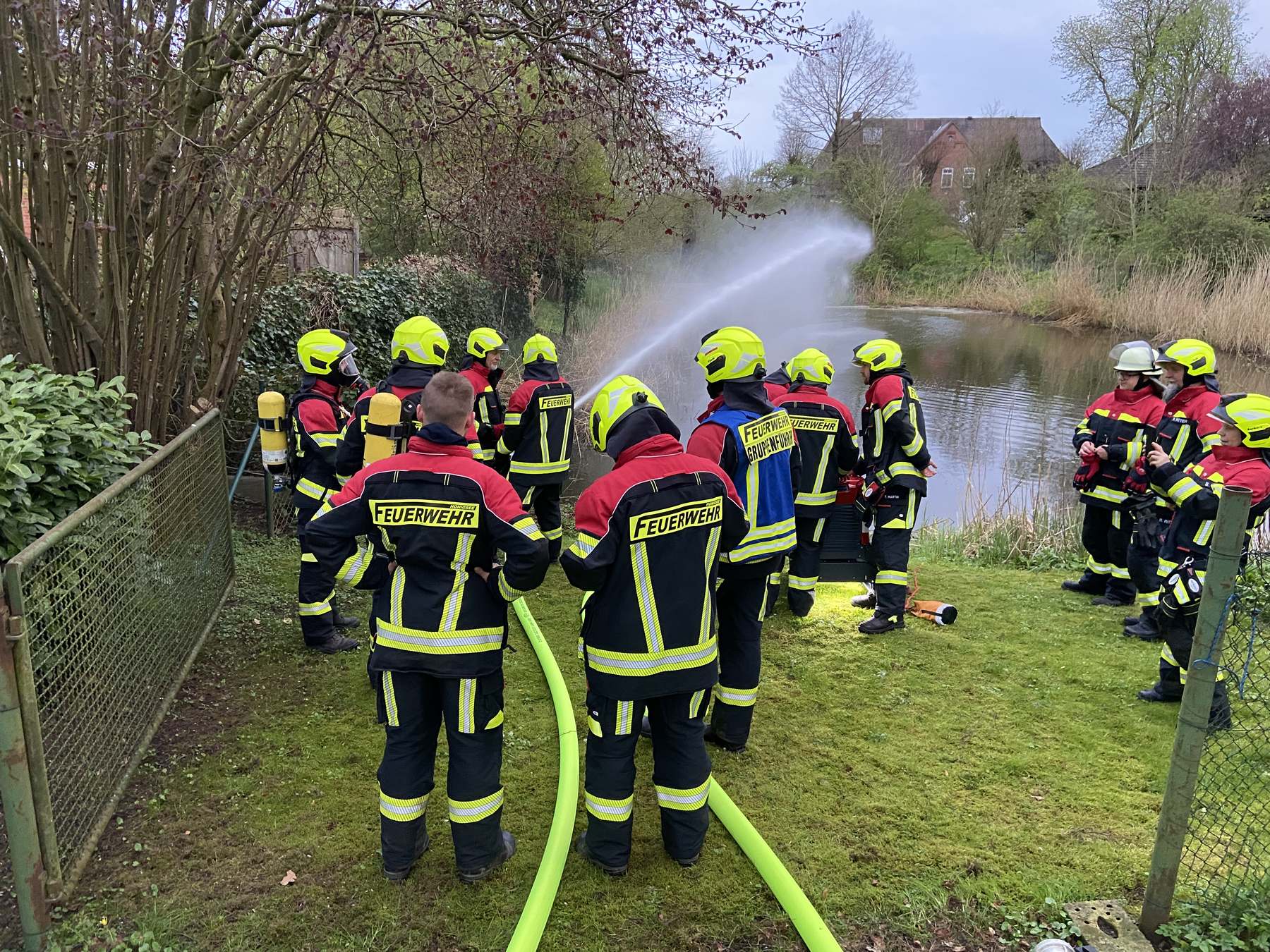 Einsatzkräfte der Freiwilligen Feuerwehr Honigsee bei einer Wasserförderübung am Teich